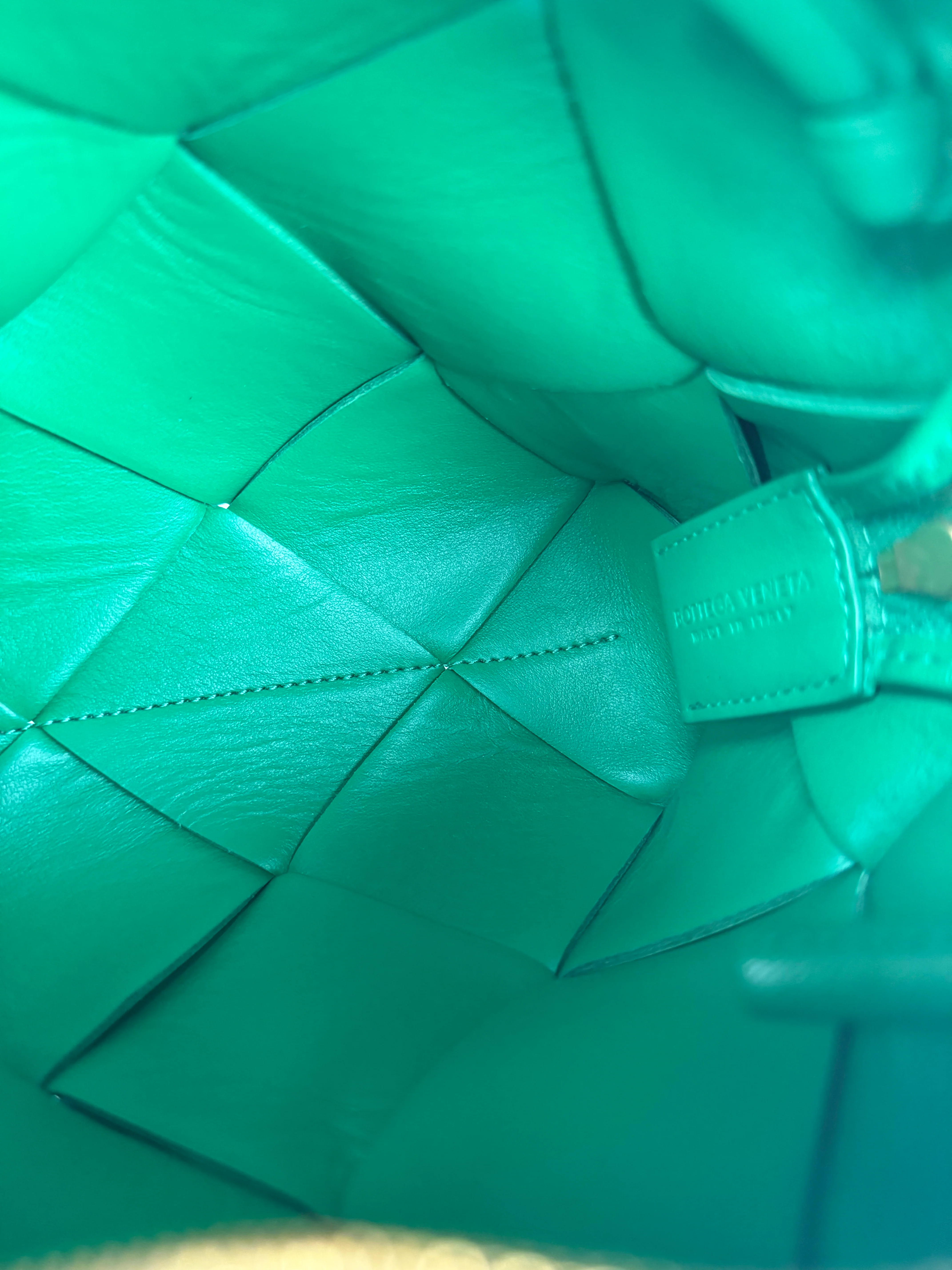 Bottega Veneta Small Green Intrecciato Cassette Camera Bag - Image 15
