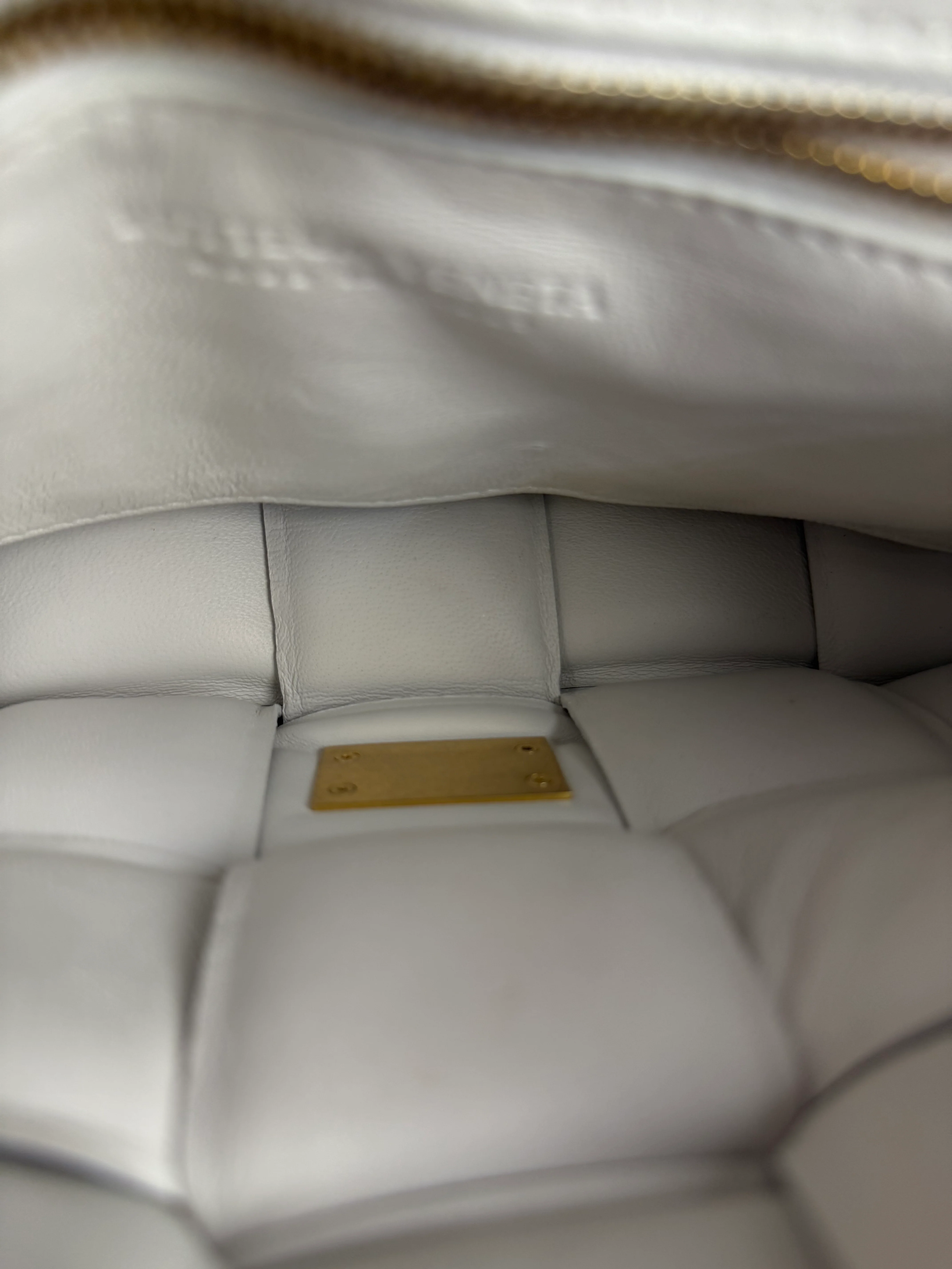 Bottega Veneta White Leather Padded Cassette Chain Bag - Image 19
