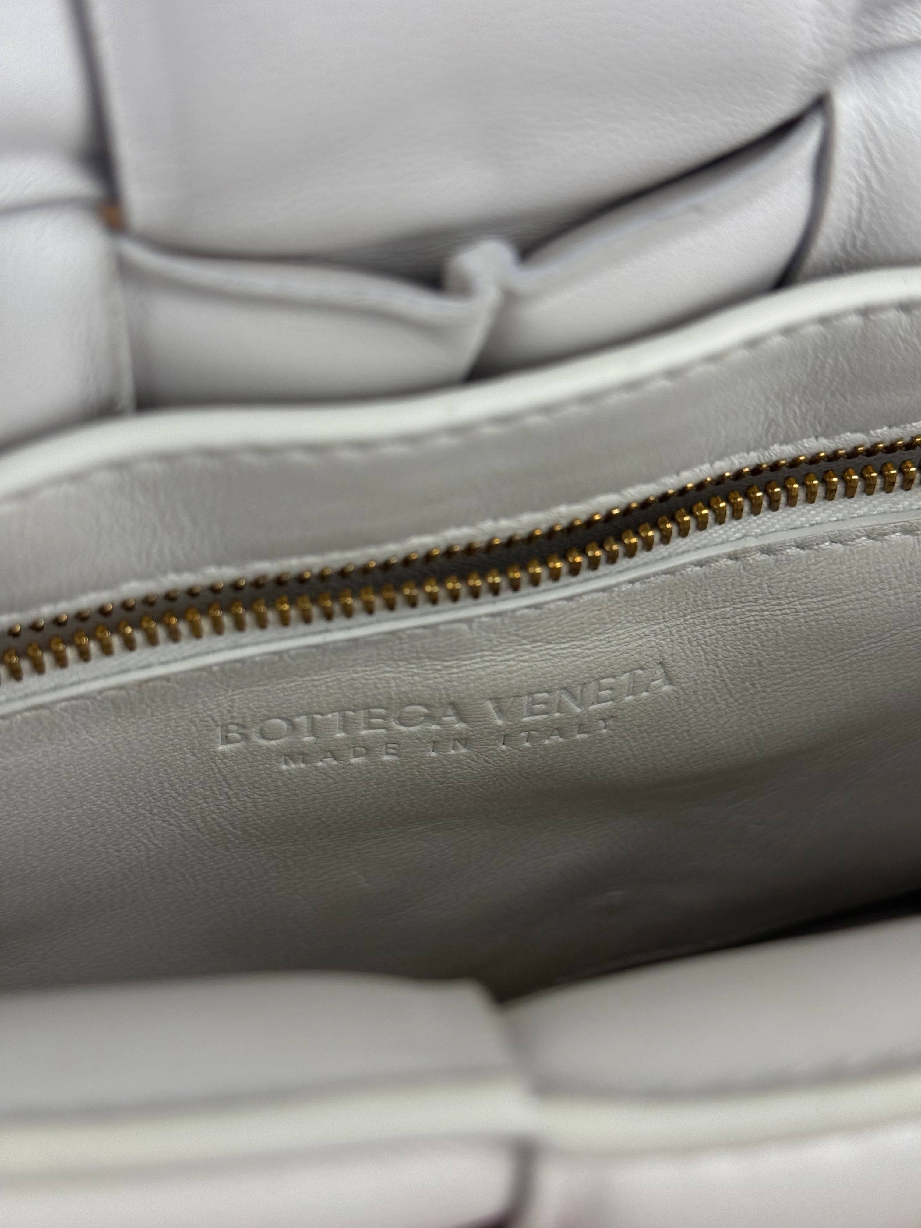 Bottega Veneta White Leather Padded Cassette Chain Bag - Image 20
