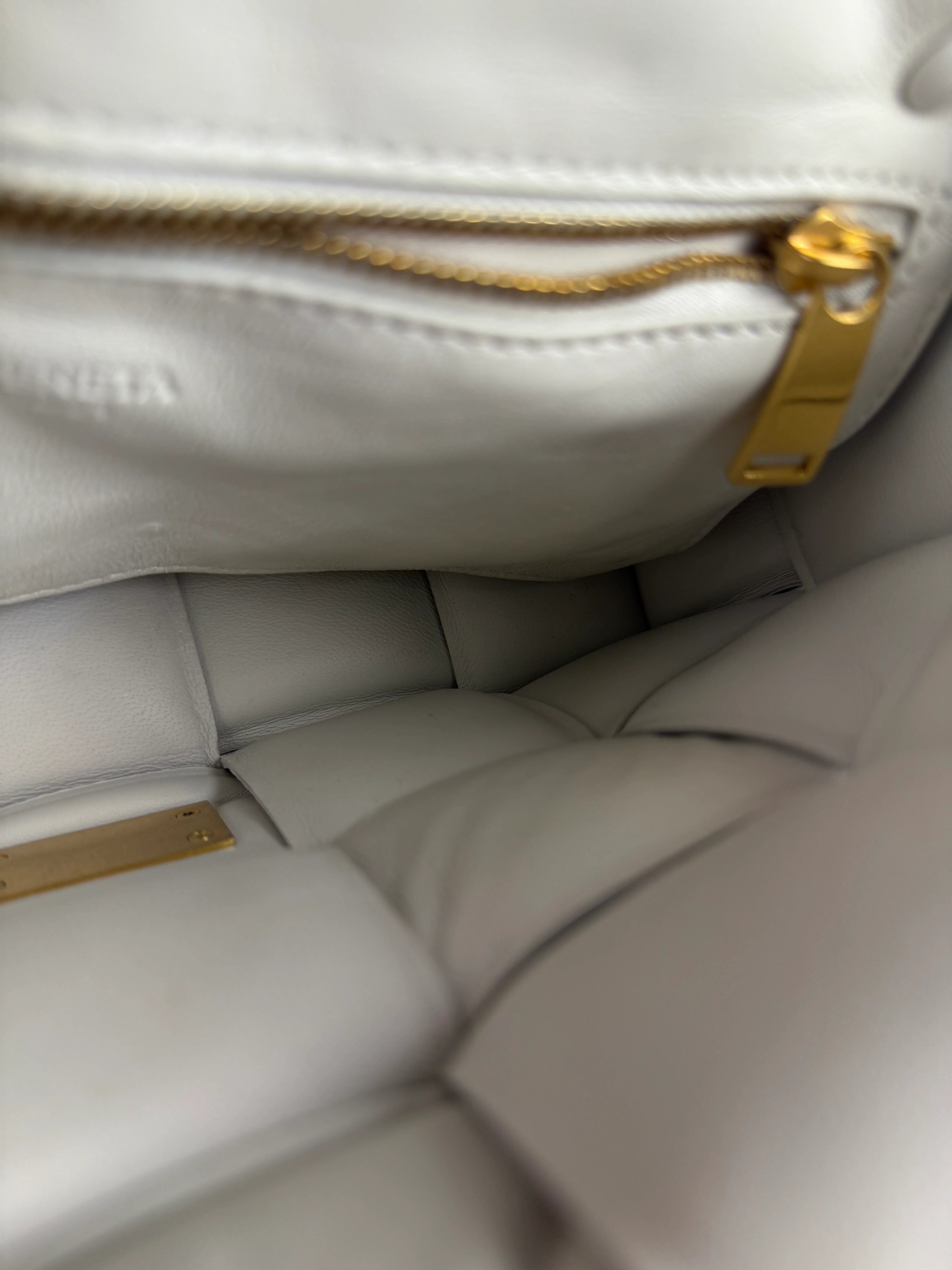 Bottega Veneta White Leather Padded Cassette Chain Bag - Image 21