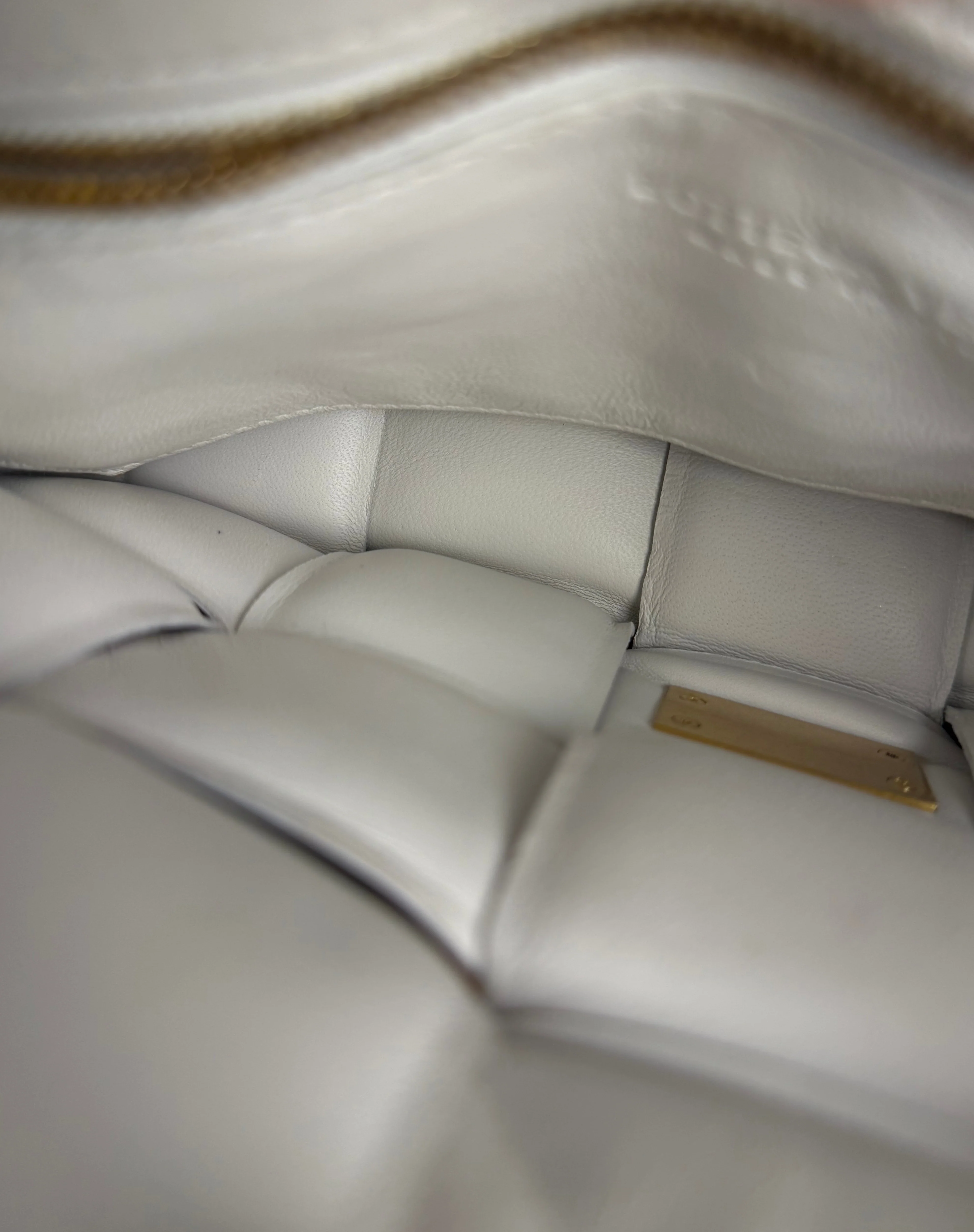 Bottega Veneta White Leather Padded Cassette Chain Bag - Image 22