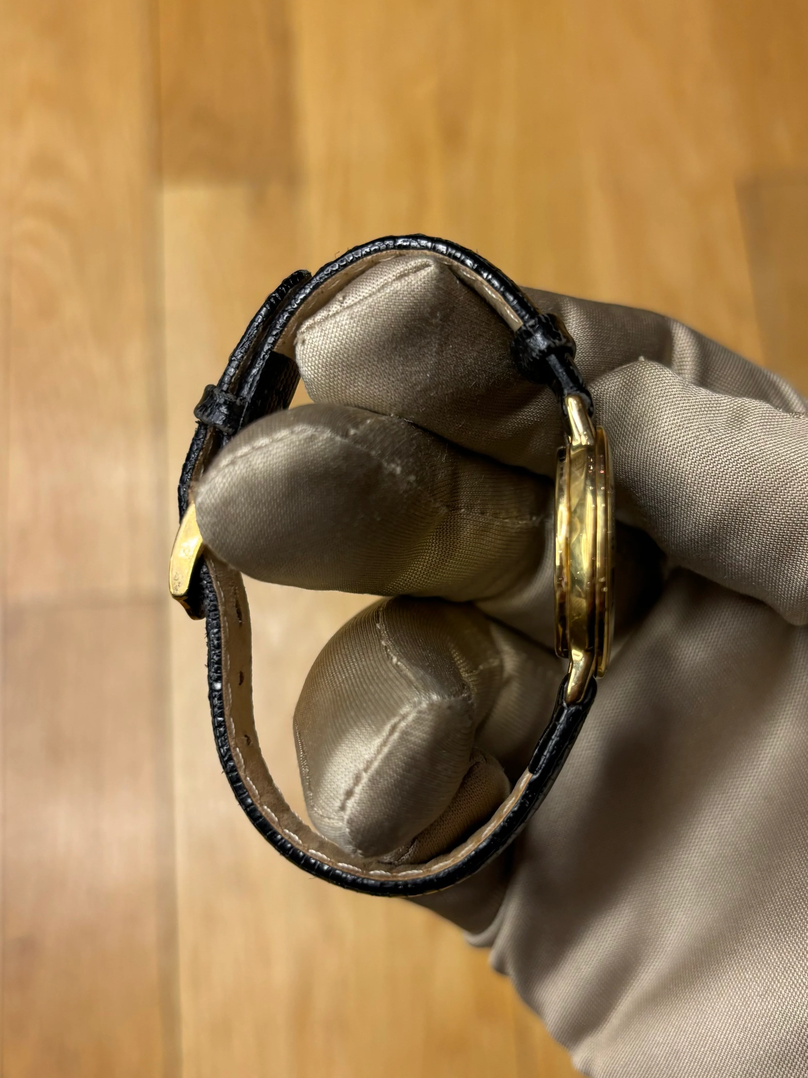 Gucci Black Dial Gold Plated Roman Bezel Ladies - Image 4