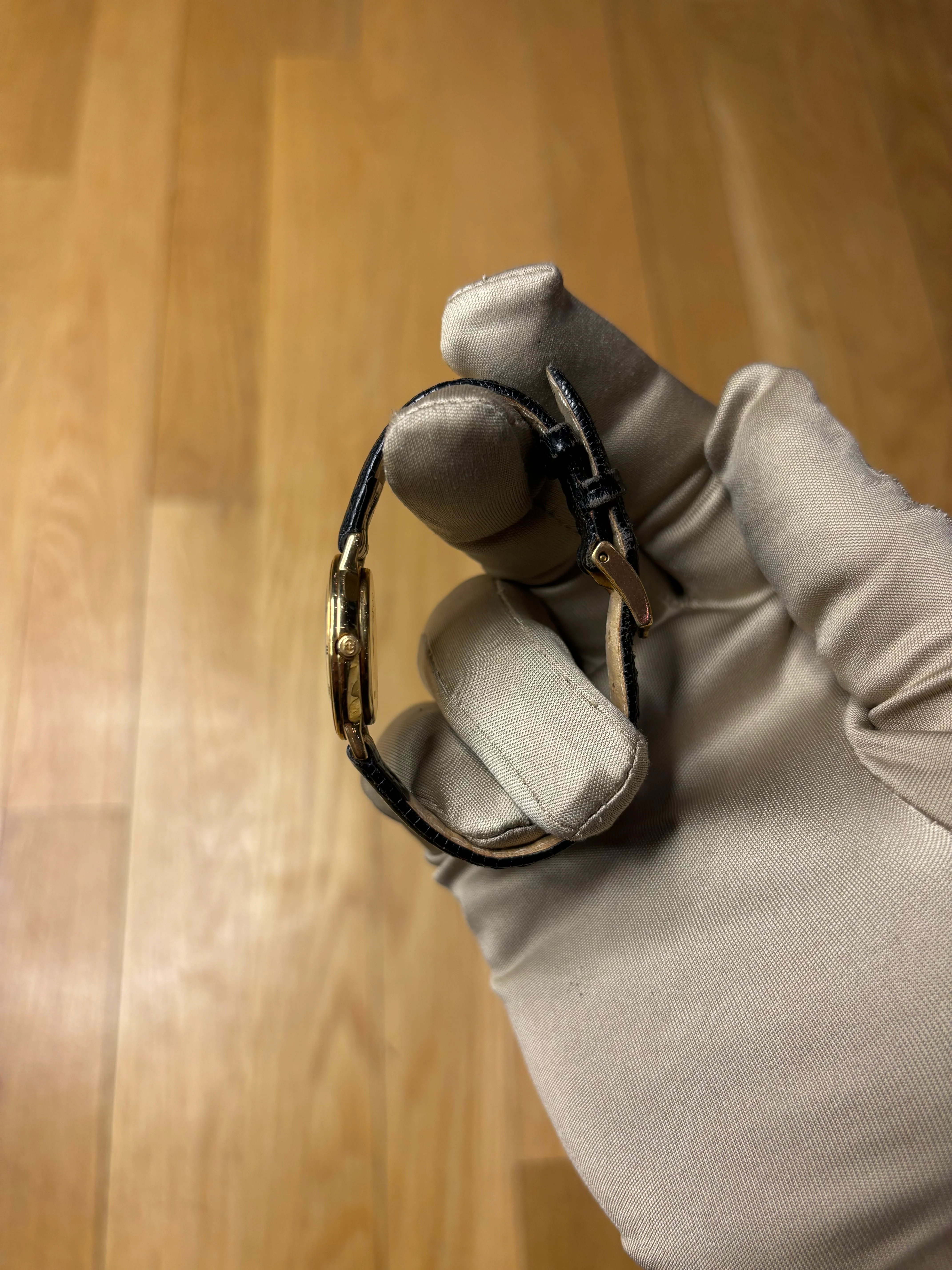 Gucci Black Dial Gold Plated Roman Bezel Ladies - Image 6