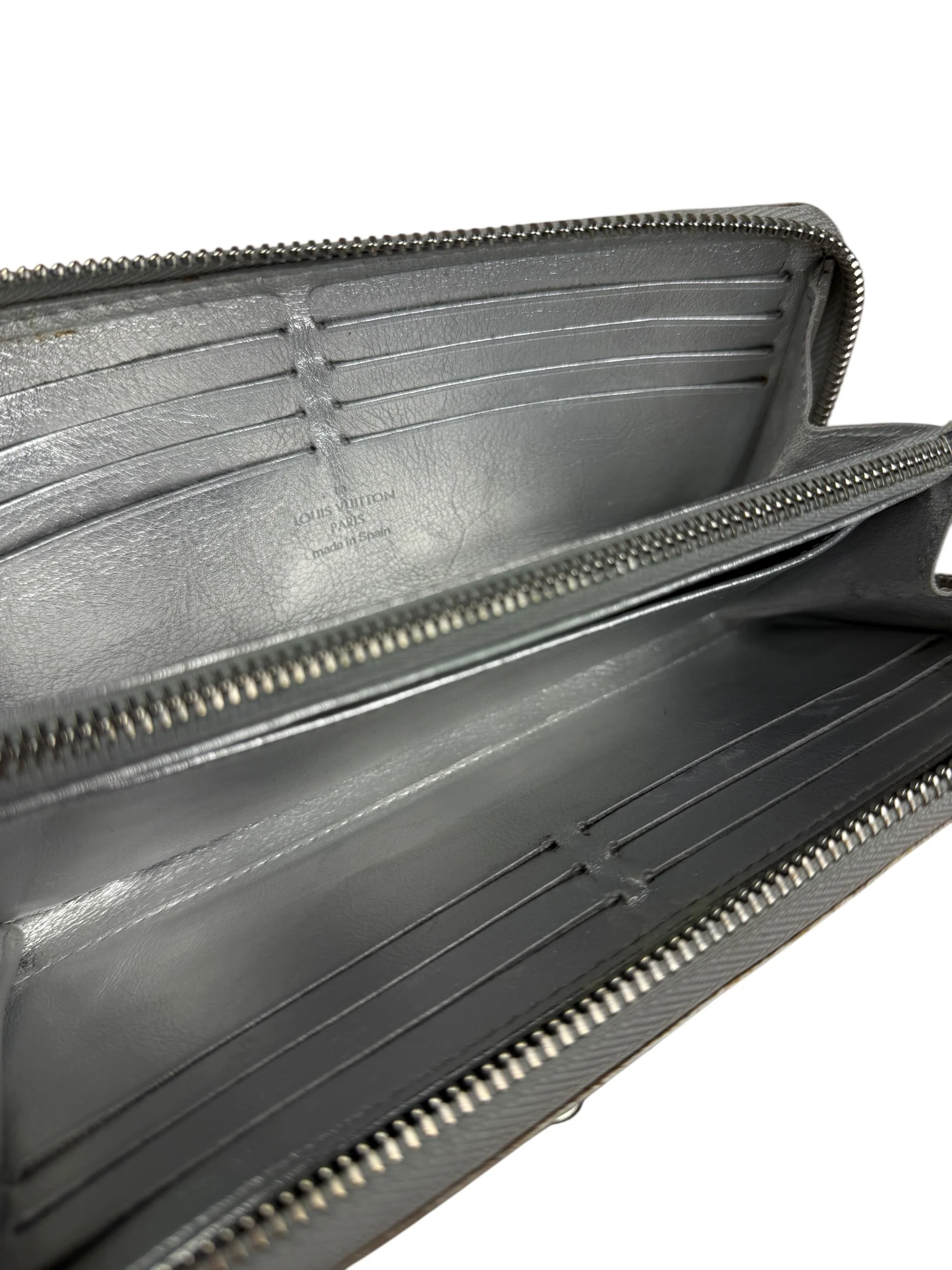 Louis Vuitton Vintage Suhali Silver Leather Zippy Wallet - Image 19