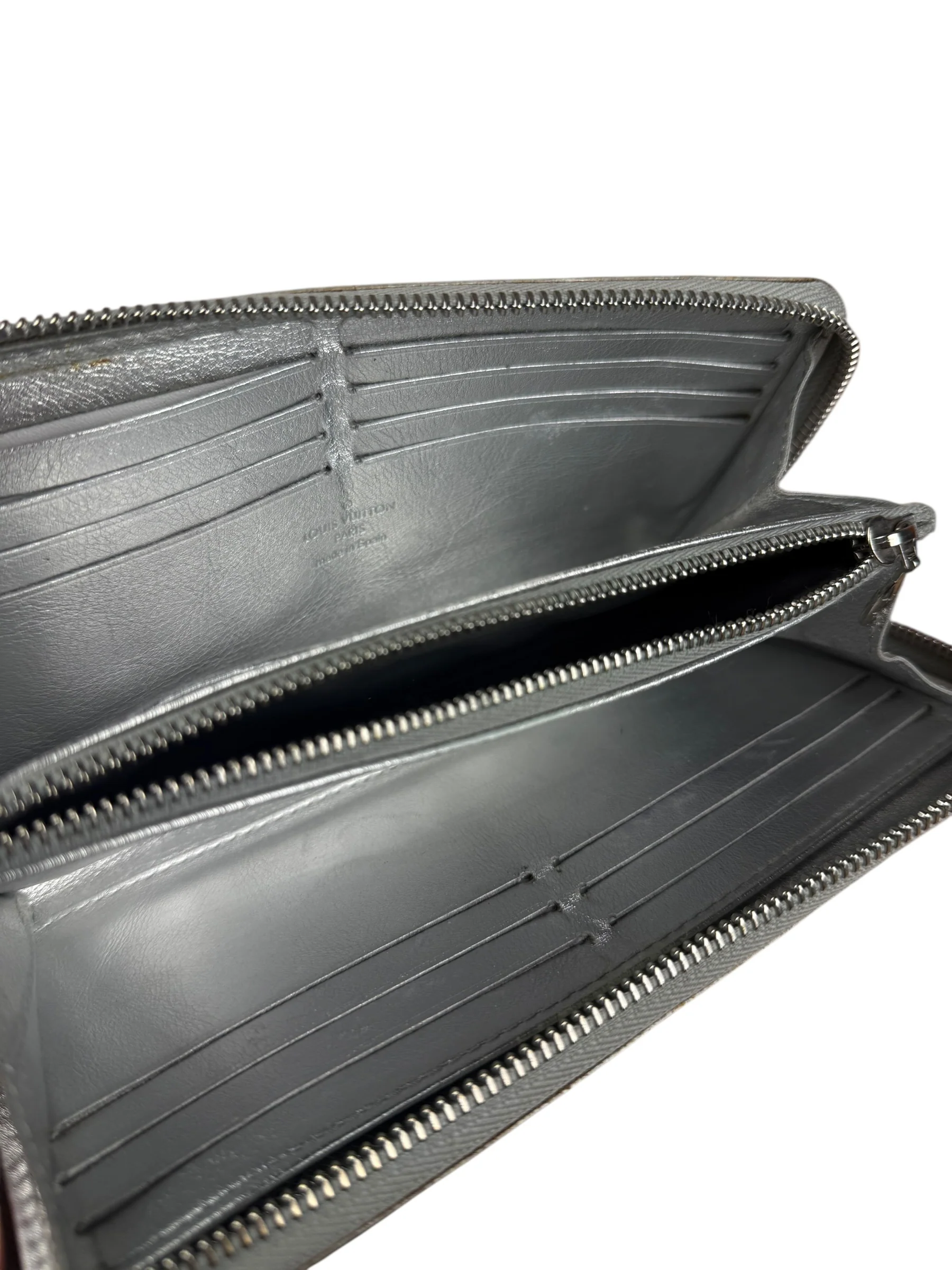 Louis Vuitton Vintage Suhali Silver Leather Zippy Wallet - Image 21