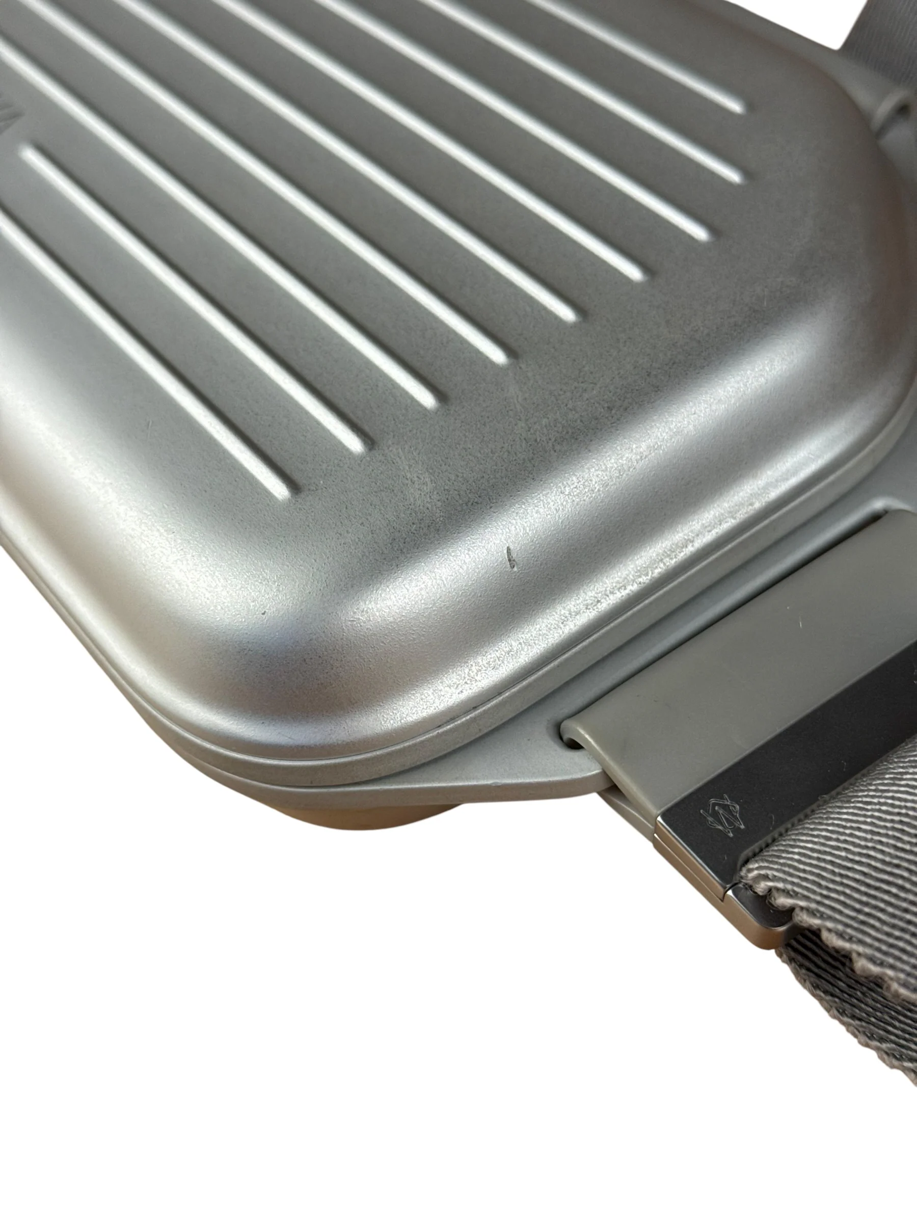 Rimowa Aluminium Personal Sling Clutch Silver - Image 15