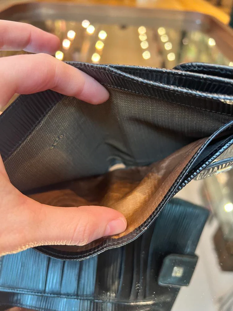 Fendi FF Black Ribbed Leather Compact Wallet - Image 8